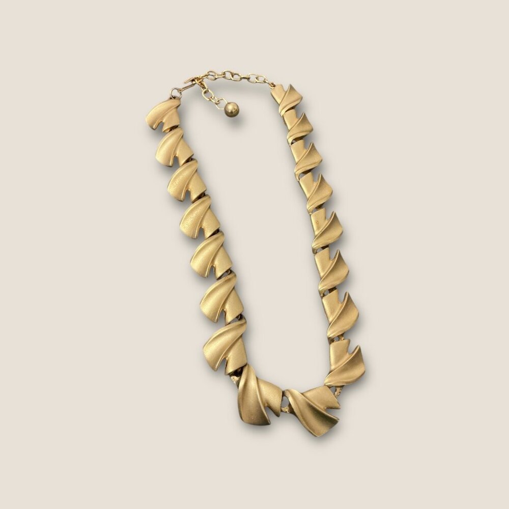 Maxine Decker 80s Gold-Toned Leaf Design Choker Necklace Adjustable Length - Picture 4 of 4